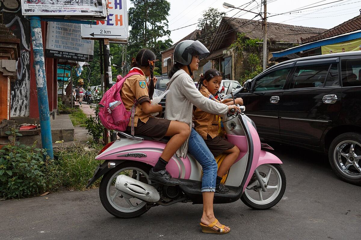 Wisatawan berboncengan motor di Jalan Raya Ubud